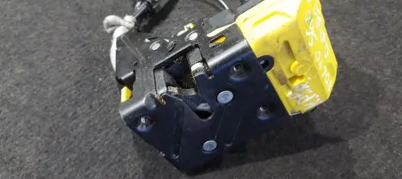 Volvo S60 Front door lock 30663043