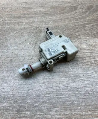 Volkswagen PASSAT B5 Fuel tank cap lock motor 3B0810773A