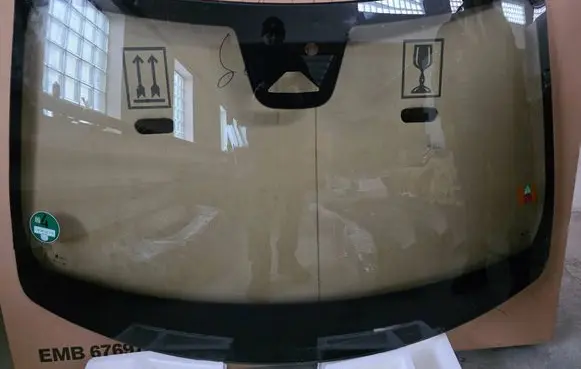 Volvo XC90 Front windscreen/windshield window 32409278