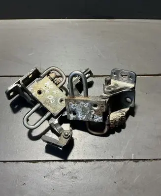 Audi A4 S4 B6 8E 8H Front door lower hinge 8e0831412