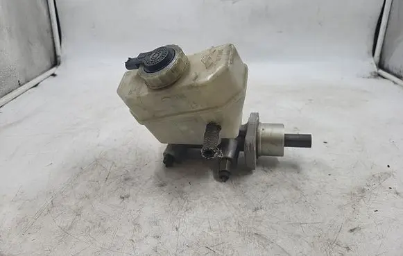 BMW 3 E30 Brake fluid reservoir