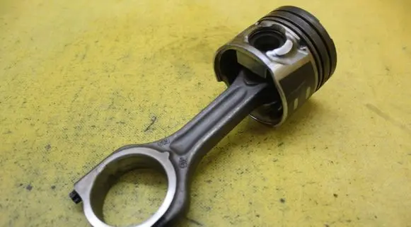 Ford Focus Piston with connecting rod