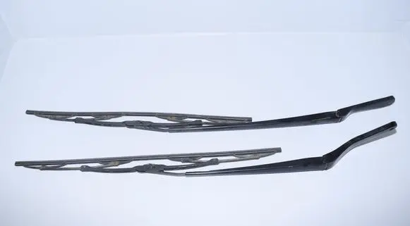 Windshield/front glass wiper blade