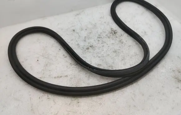Tesla Model 3 Seal rubber (tailgate) 109106900f