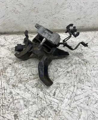 Toyota Prius (XW30) Engine mount bracket