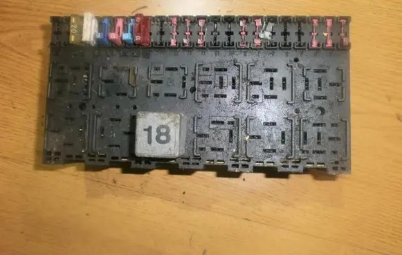 Volkswagen PASSAT B3 Fuse box set 357937039