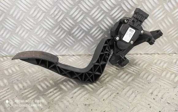 Accelerator throttle pedal