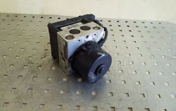 Volkswagen Golf IV ABS Pump 1J0907379G 1J0614117C