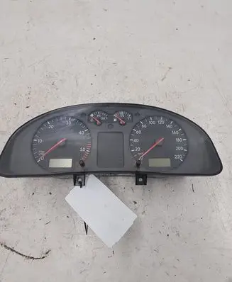 Volkswagen PASSAT B5 Speedometer (instrument cluster) 3B0919881N