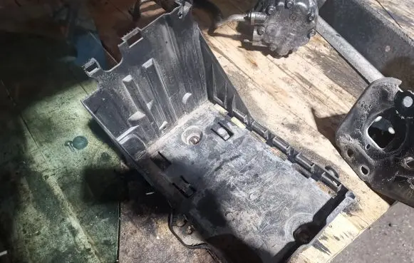 Peugeot 3008 I Battery tray 