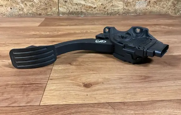 Accelerator throttle pedal