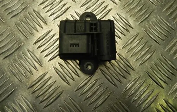 Mercedes-Benz Sprinter W906 Glow plug pre-heat relay A6519001300 X2049