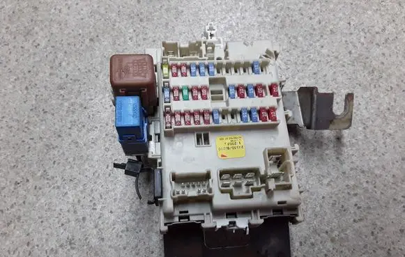 Nissan Almera Tino Fuse module 24350BU210