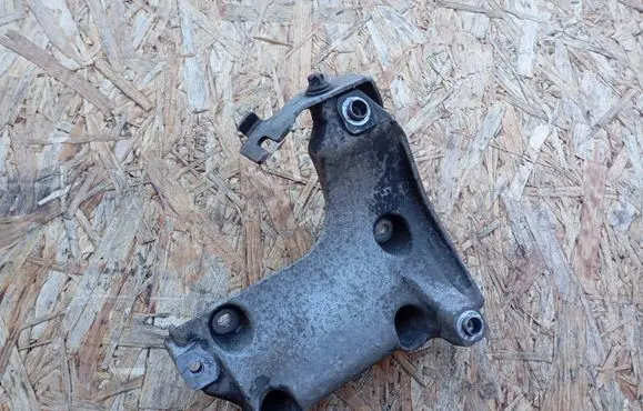 BMW 1 E81 E87 Engine mounting bracket 7505980