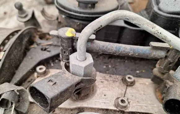 Audi A4 S4 B8 8K Fuel injector 
