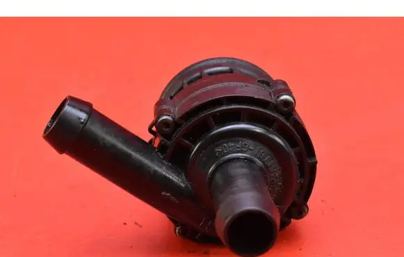 Jaguar XJ X350 Water pump 4R83-18D474-AB
