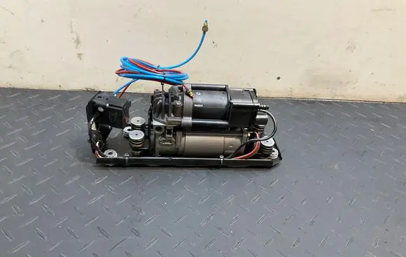 BMW 7 F01 F02 F03 F04 Air suspension compressor/pump 6789450 24449710 10R036089