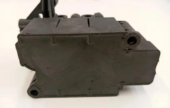 Audi Q7 4M Air suspension valve block 4M0616013B