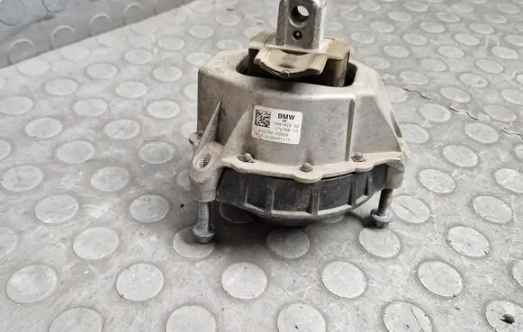 Engine mount bracket