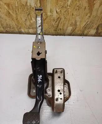 Volkswagen Polo IV 9N3 Brake pedal 621721115H