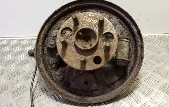 Toyota Avensis T220 Rear wheel hub