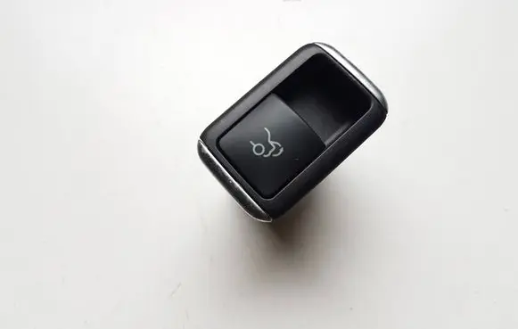 Tailgate opening switch