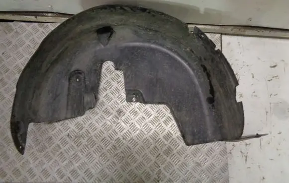 Rear arch fender liner splash guards
