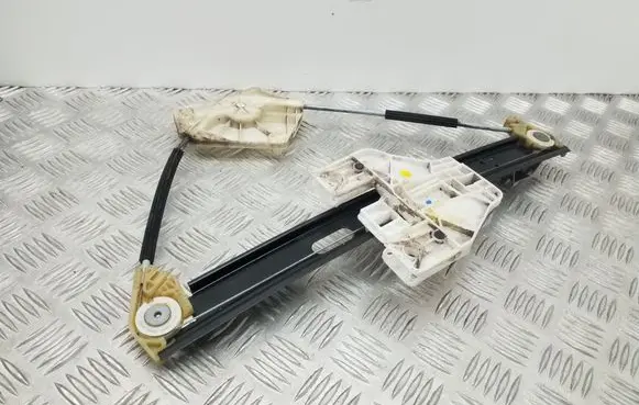 Rear window lifting mechanism without motor