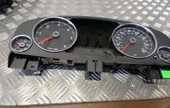 Volkswagen Touareg II Speedometer (instrument cluster) 7P6920981F
