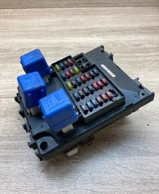 Nissan Almera Fuse module 243502N300H 06892N39D06