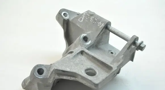 Engine mounting bracket