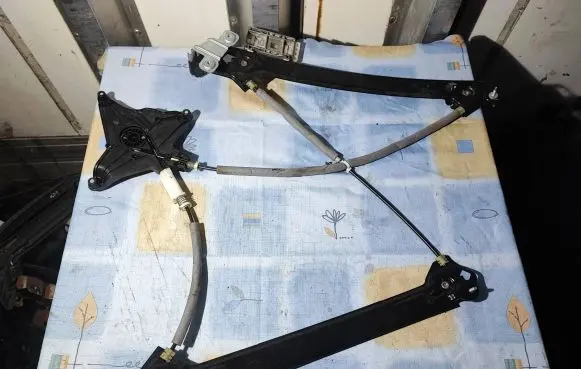 Ford Mustang VI Front door electric window regulator C22251102 16292