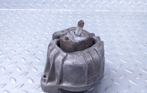 Engine mount bracket