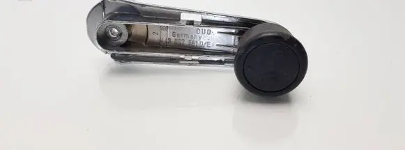 Volkswagen PASSAT B5.5 Rear door window winding handle 443837581D
