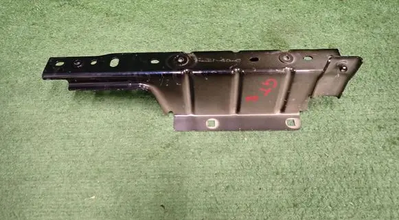 Maserati GranTurismo II Fender mounting bracket 