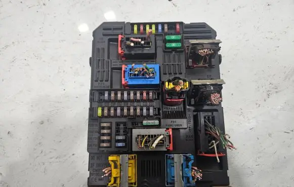 Peugeot Partner III Fuse module 983070768000