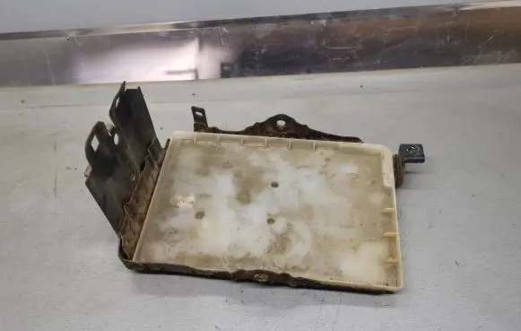 Nissan X-Trail T30 Battery tray 2442826U10