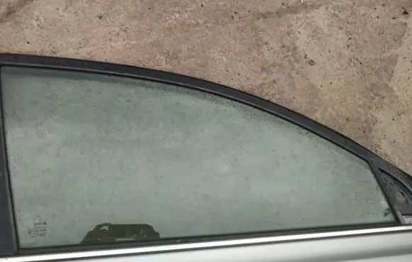 Toyota Avensis T250 Front door window glass four-door 