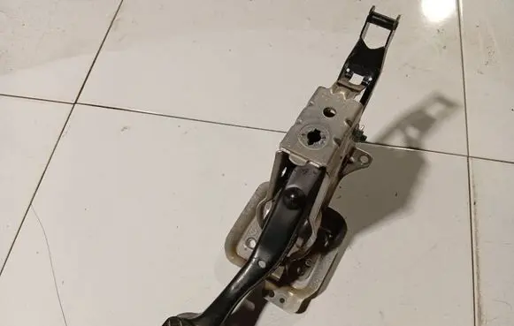 Volkswagen Golf Plus Brake pedal 1K1721057N