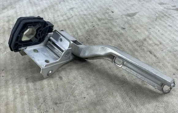 BMW 5 F10 F11 Radiator mount bracket 7583120 7186514