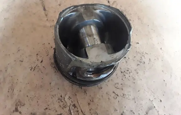 Renault Trafic II (X83) Piston 10653
