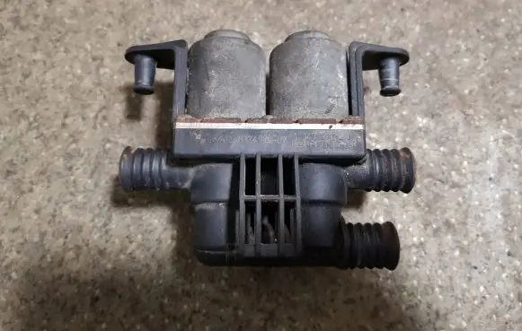 BMW 5 E39 Coolant heater control valve 64128374995 1147412137