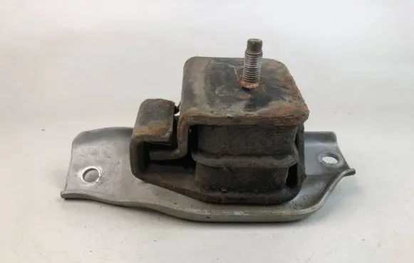 Subaru Legacy Engine mount bracket