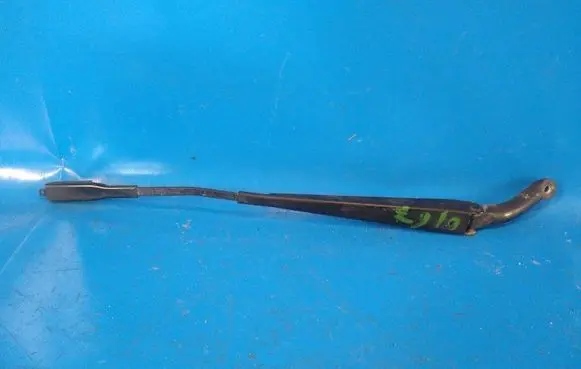 Volvo XC70 Front wiper blade arm 30655615