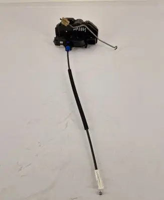 Opel Astra J Front door lock 3023880