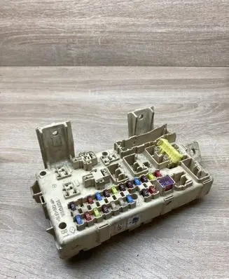 Toyota Corolla E120 E130 Fuse module 892210F020