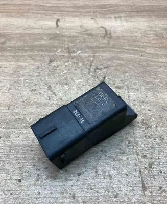 Volvo V50 Glow plug pre-heat relay E2110022578 GSE147