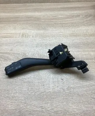 Volkswagen PASSAT B6 Indicator stalk 1K0953513A