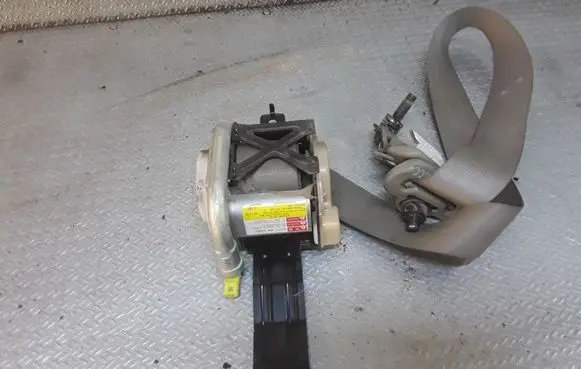 Nissan X-Trail T30 Front seatbelt