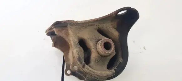 Honda CR-V Engine mount bracket